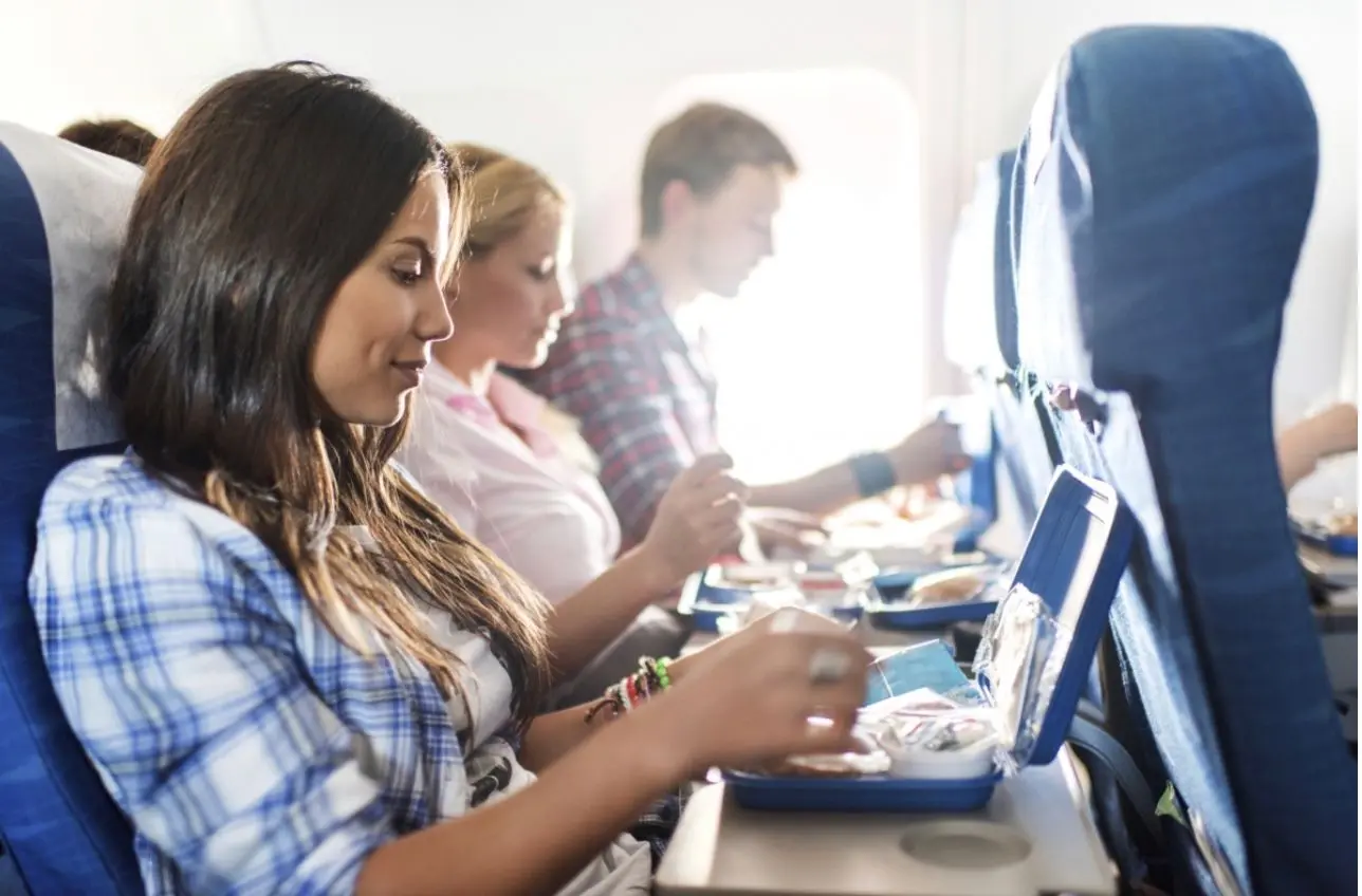Які продукти можна брати з собою на борт літака: вимоги популярних авіакомпаній у 2024 році