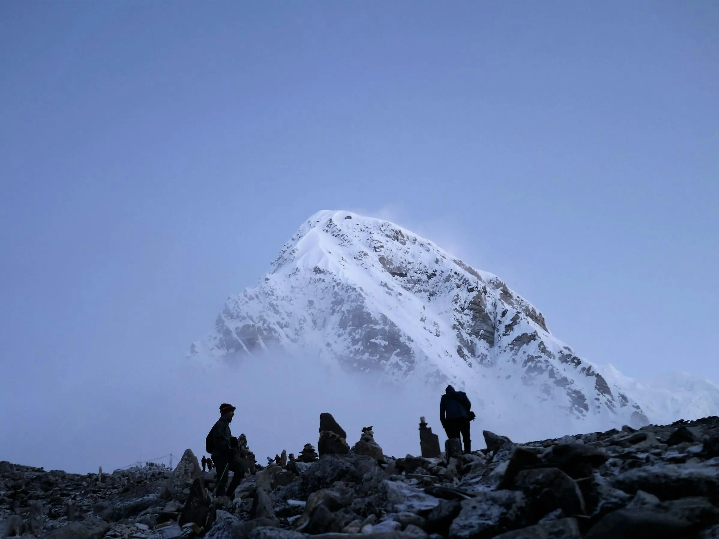 Альпіністам на горах Евересту було встановлено правило про необхідність усувати свої відходи.