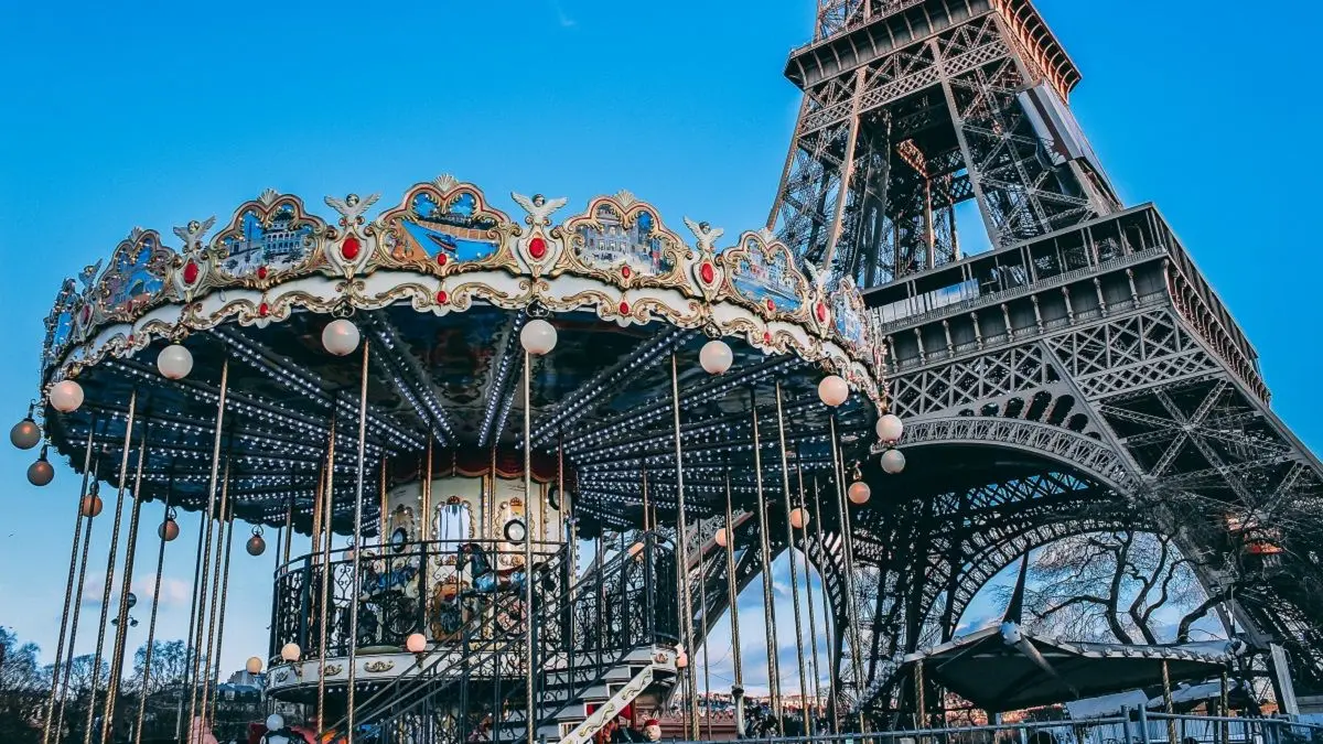 Українські туристи стрімко почали планувати поїздки до Франції через велику популярність серіалів "Емілі в Парижі" та "Люпен".