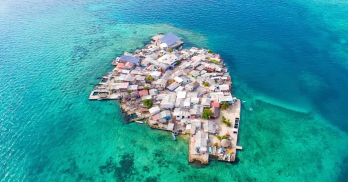 Немає місця, куди може впасти яблуку: як виглядає найбільш густонаселений острів у світі