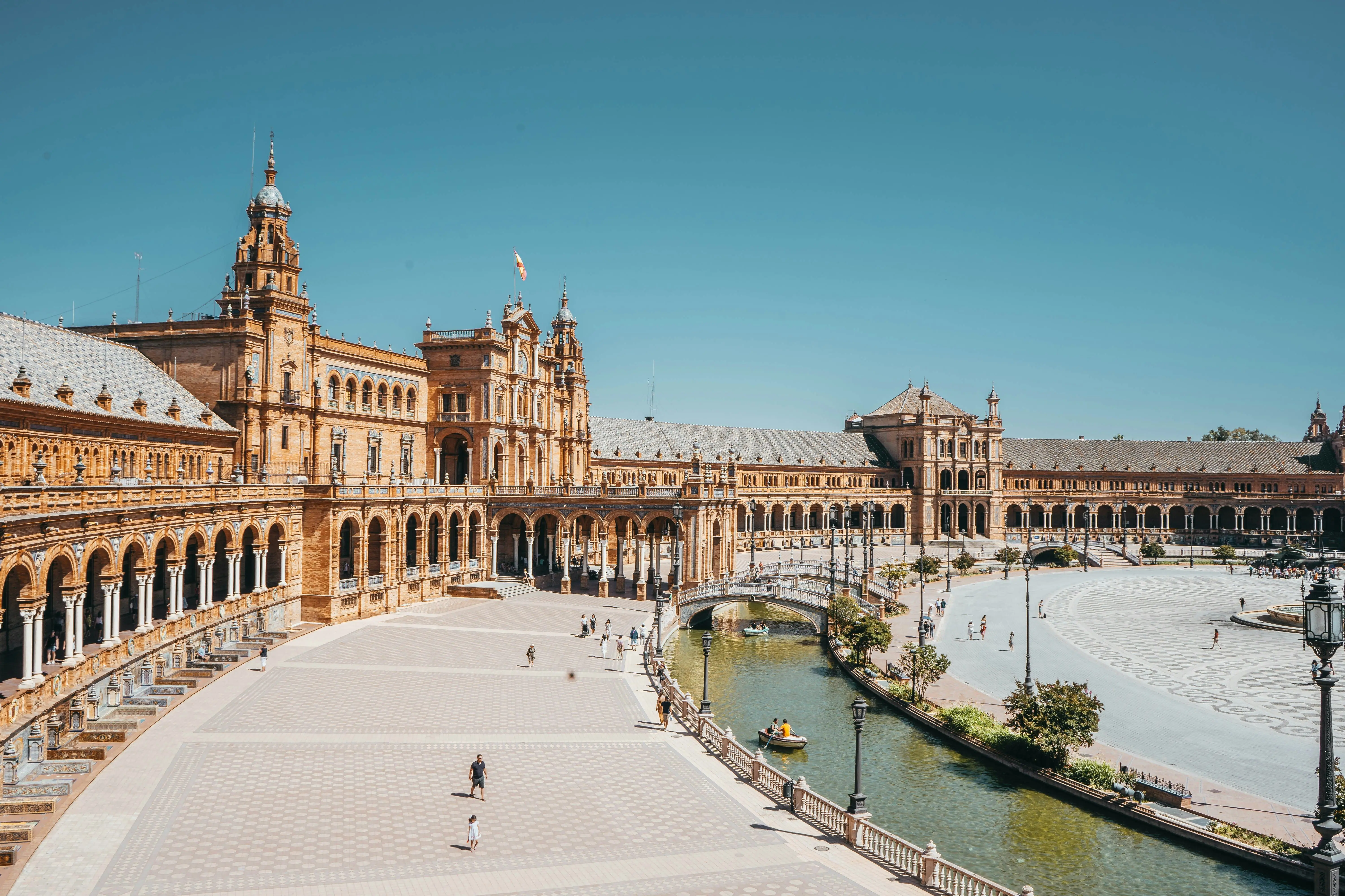 Популярне місто Іспанії вирішило ввести плату за вхід на головну площу для туристів: що це означає