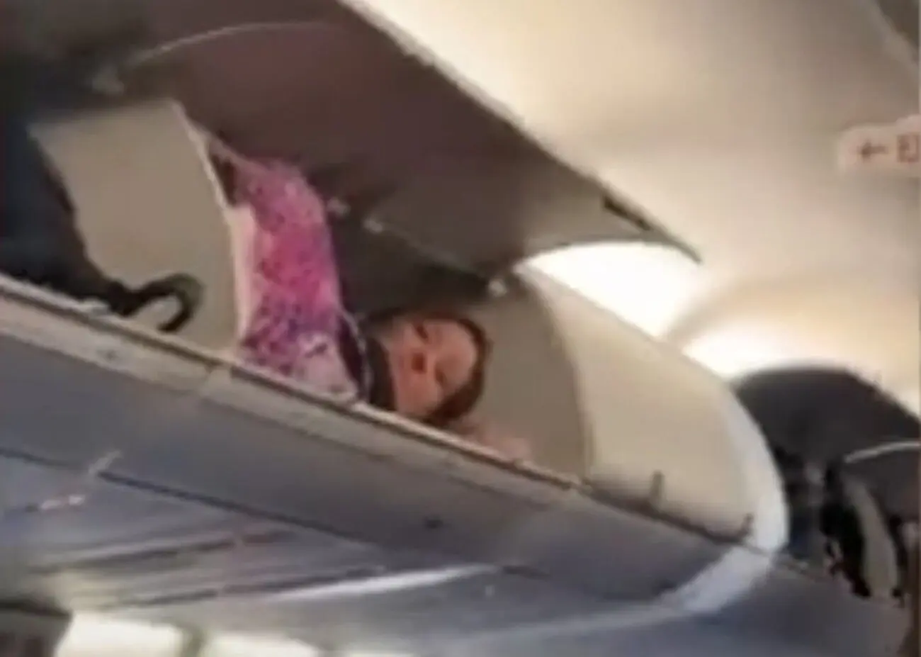 На задній полиці в літаку виявили загадкову жінку.