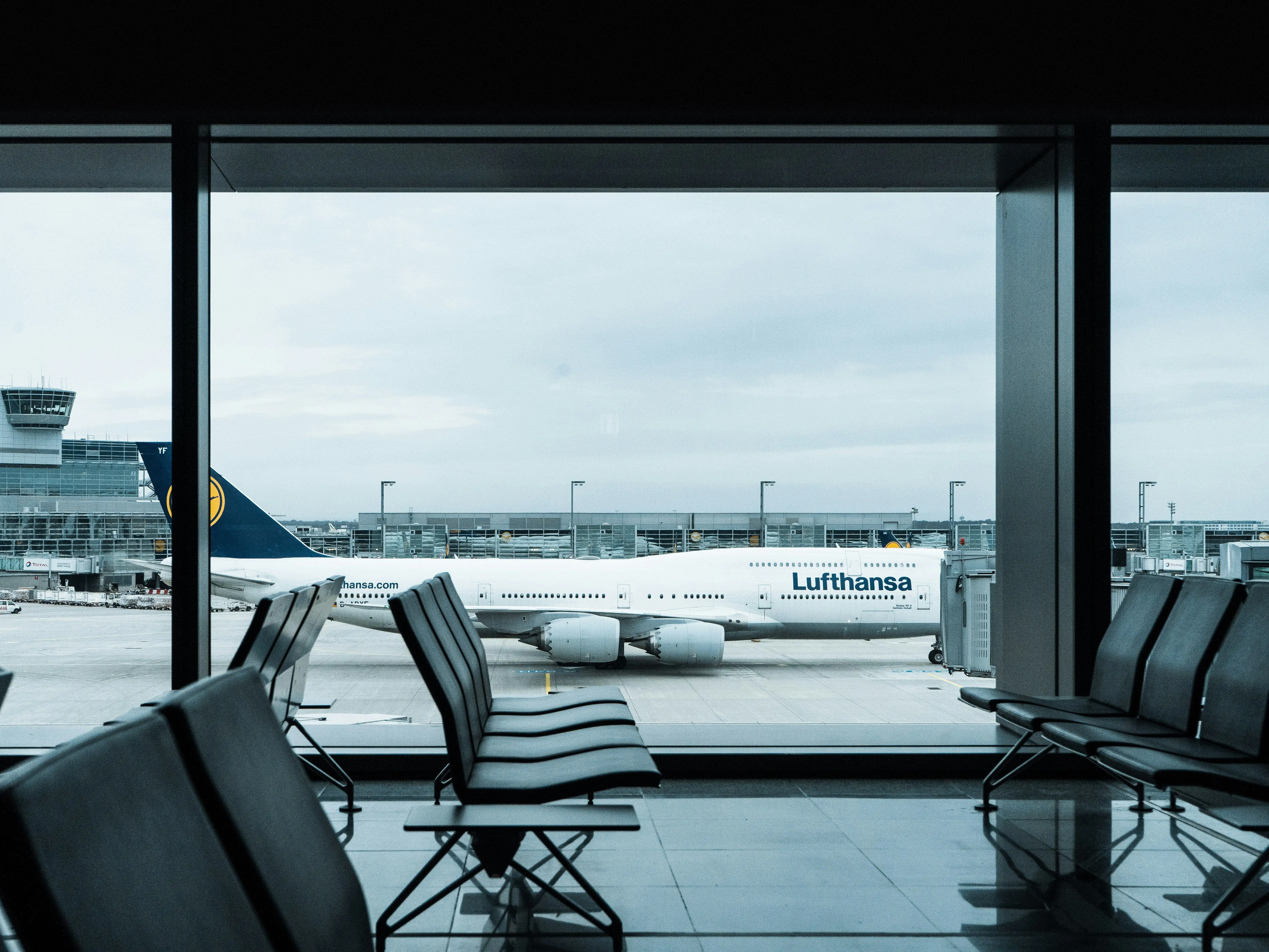 Компанія Lufthansa тимчасово припинила польоти на деяких популярних маршрутах. Під які напрямки саме це стосується та що сталося, невідомо.