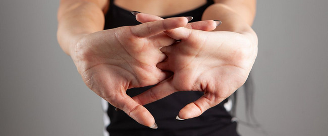 Клацання пальцями: чи може звичка призвести до артриту