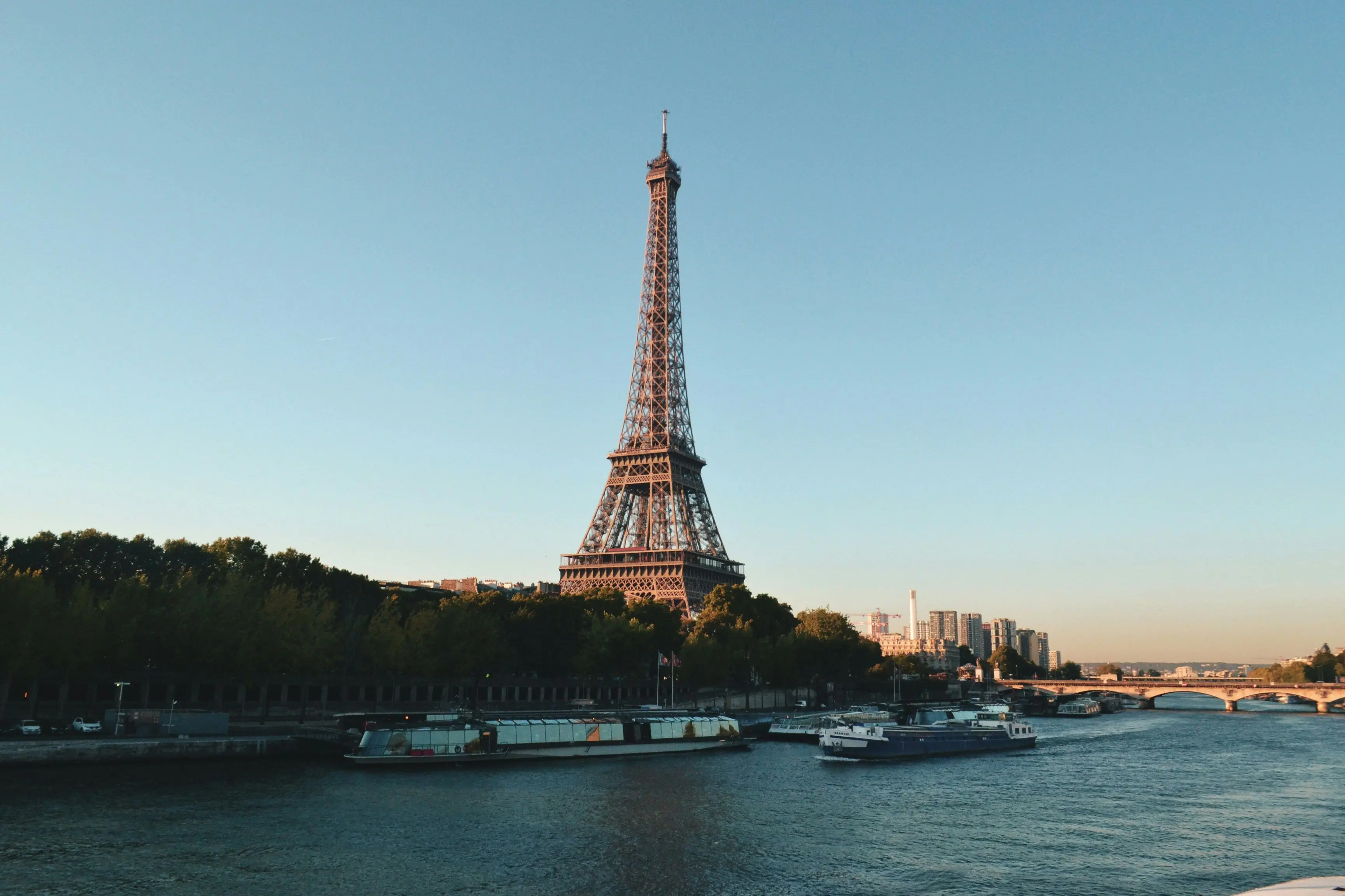 Вже не буде потреби товктися: у Парижі планують створити зону для пішоходів біля вежі Ейфеля.