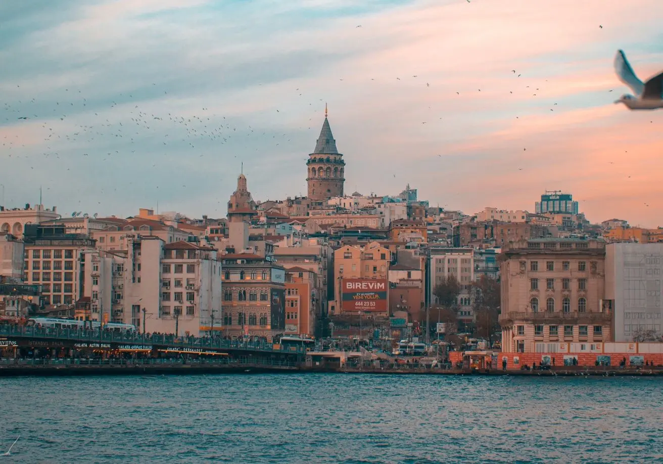"Знаменитість" турецьких серіалів і символ міста: в Стамбулі знову відкрили Галатську вежу.
