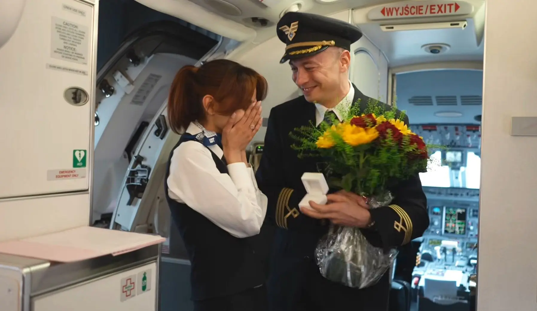 Пілот зробив пропозицію бортпровідниці під час польоту до Кракова: найбільш романтичний момент.
