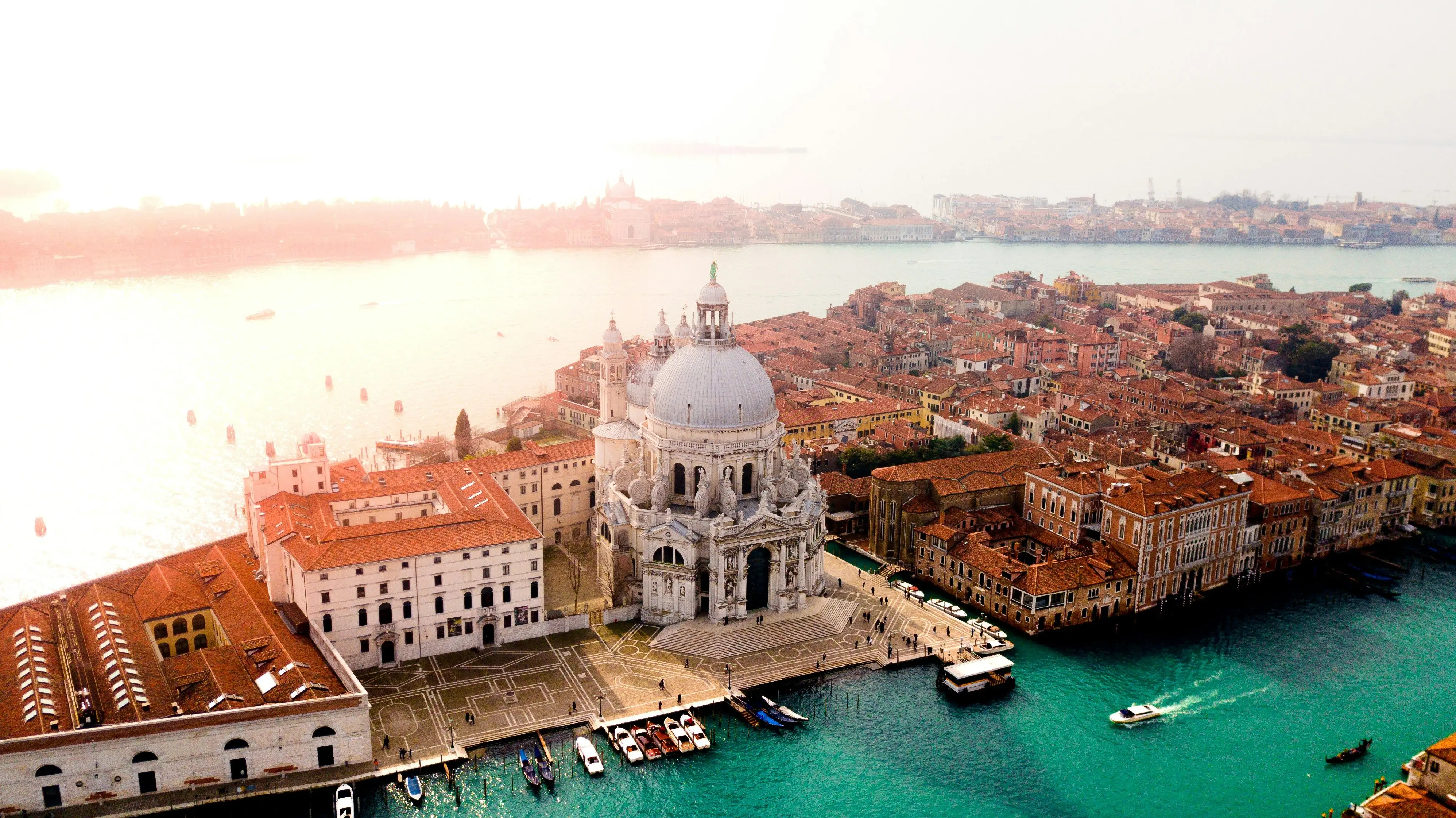 Туристи, які не сплатили, можуть отримати штраф: у центрі Венеції починають діяти нові правила.