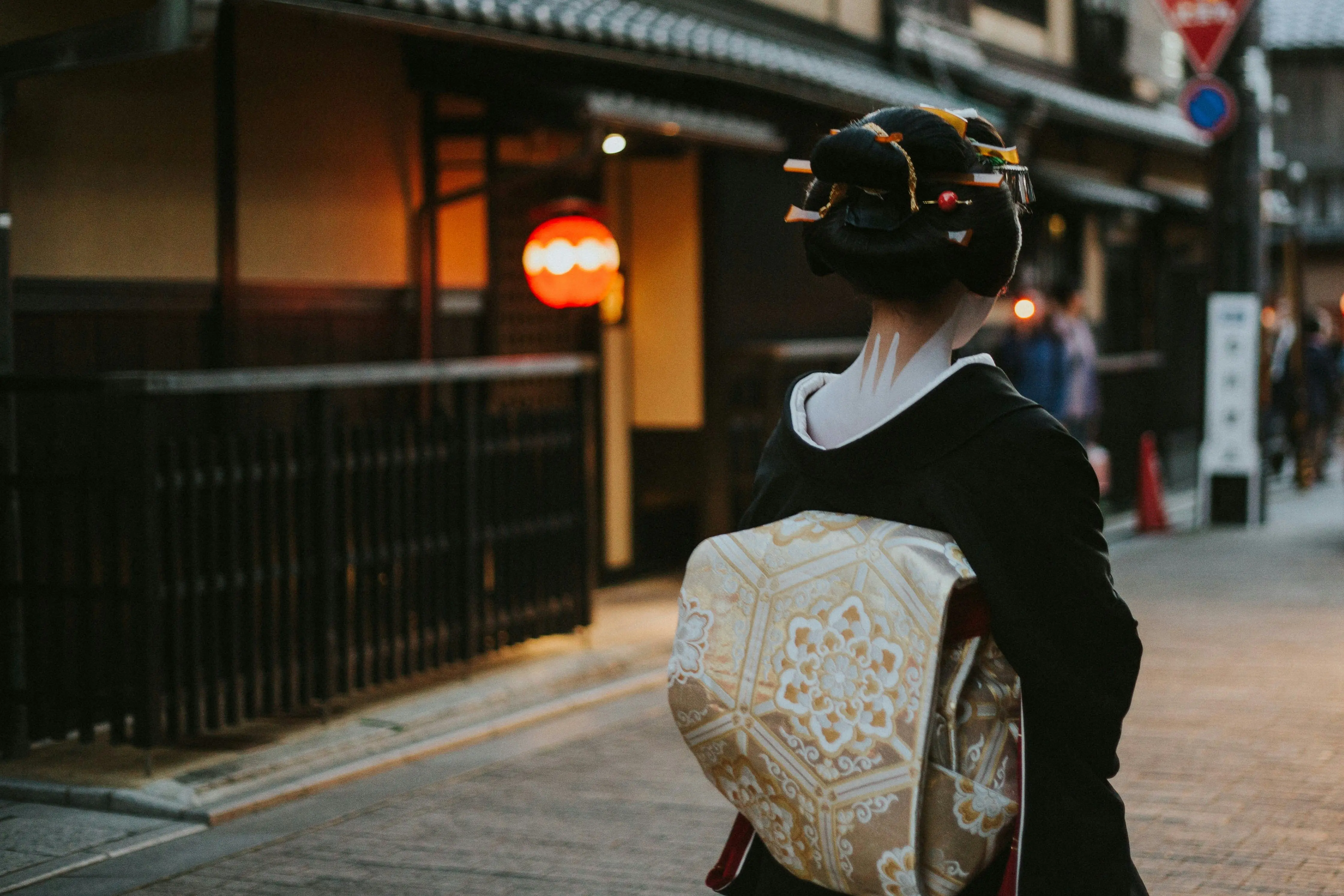Через "неконтрольовану" поведінку: в Кіото заборонять відвідування популярного району з гейшами для туристів.