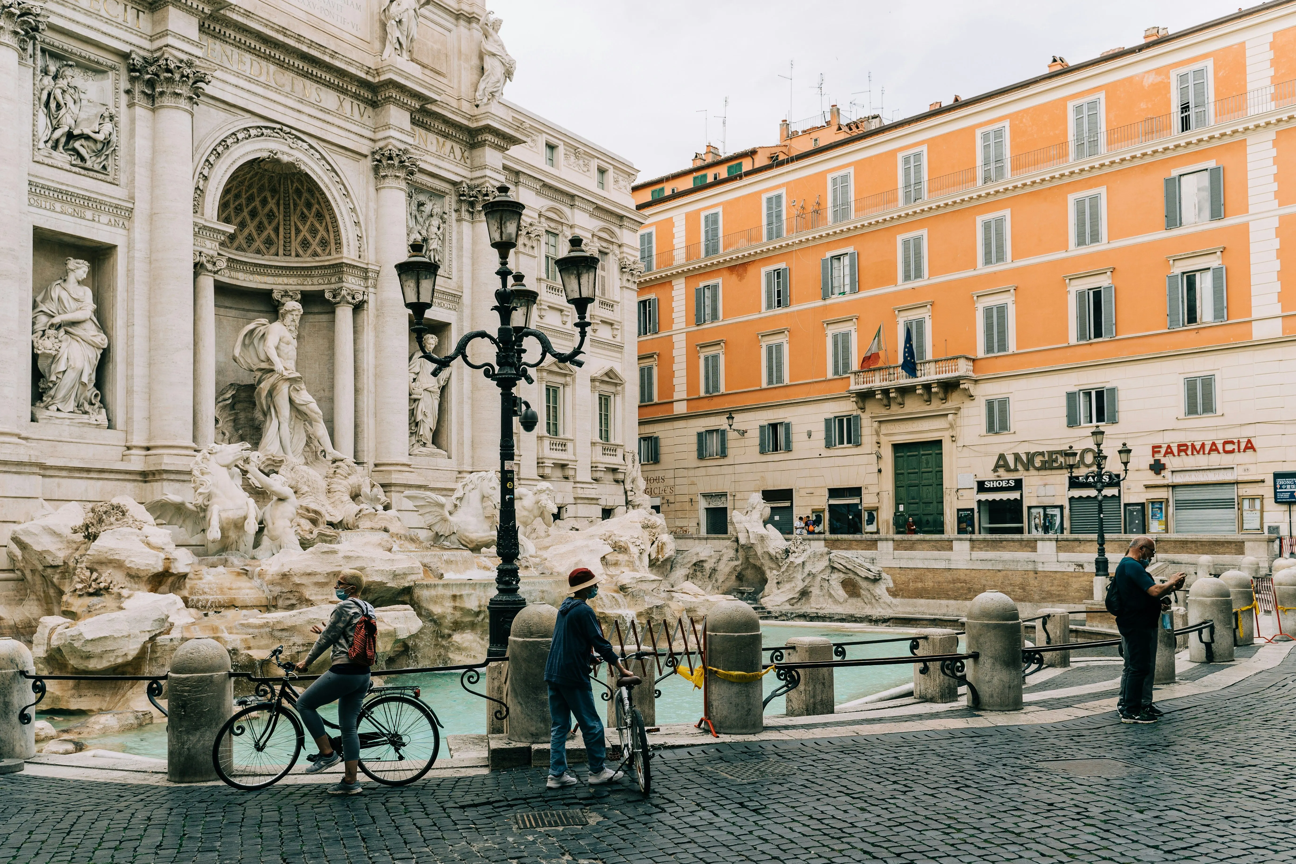 Збирають мільйони євро: що відбувається з грішми, які туристи кидають у фонтан Треві у Римі.