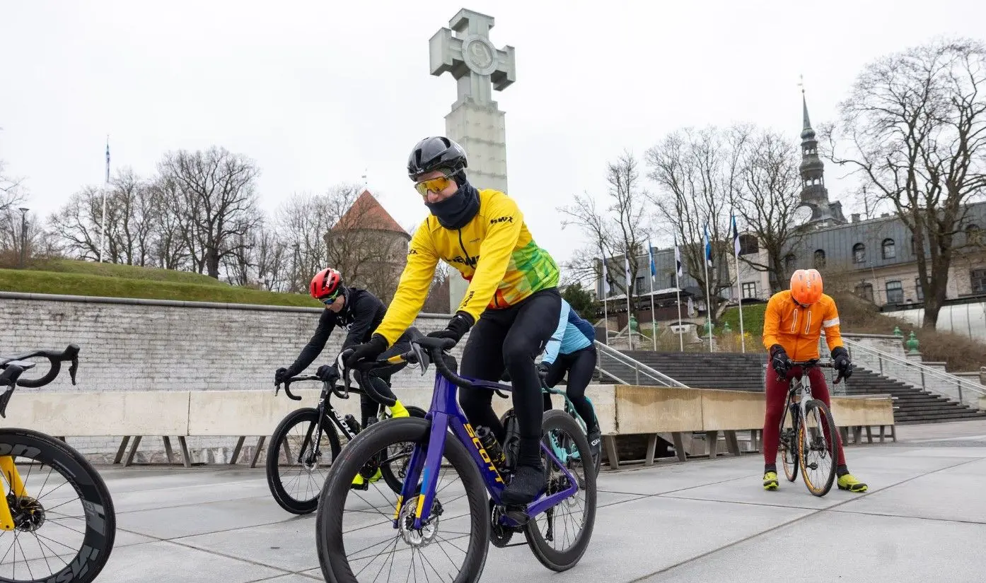 Депутат з Естонії їде на велосипеді з Талліна до Києва, щоб надати допомогу воїнам.