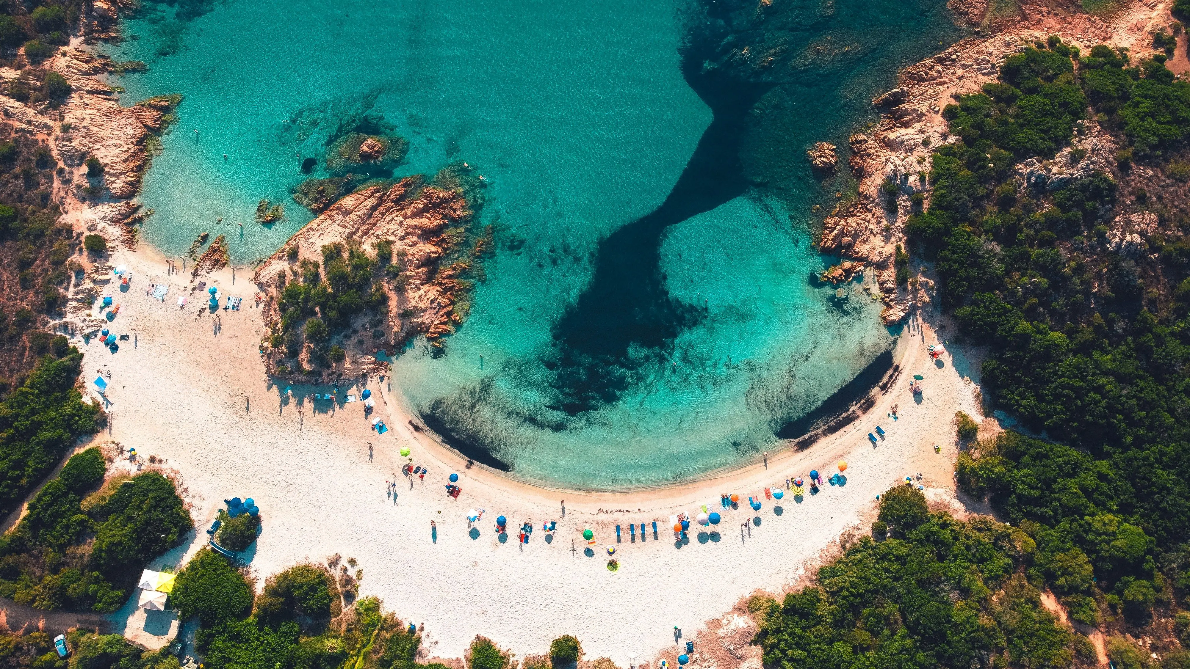 Для тих, хто бажає спілкуватися з природою: італійський пляжний курорт оголосив про початок "нудистських" весіль.