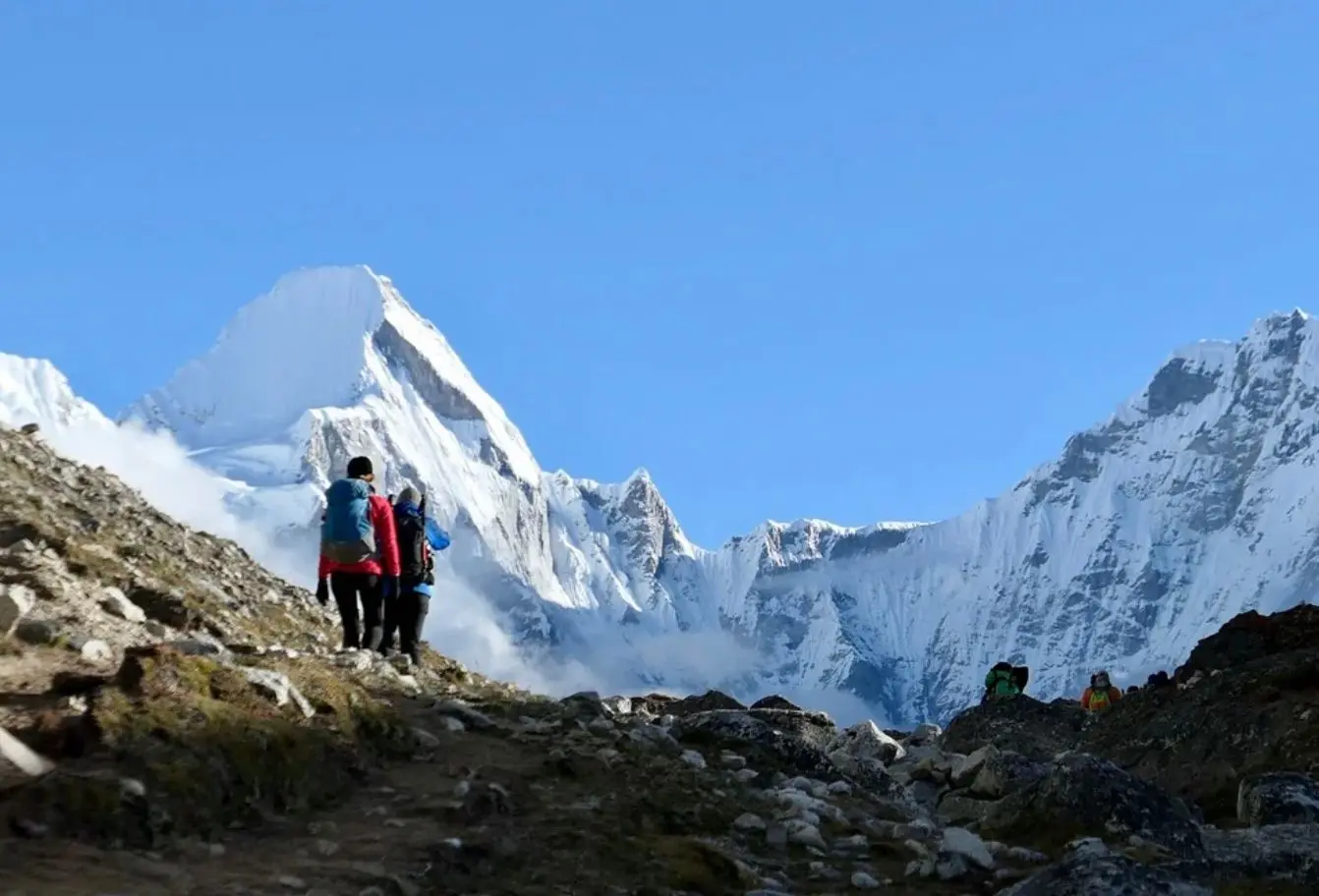 Альпіністів, які піднімаються на Еверест, зобов'язано мати з собою GPS-трекер. За цією вимогою стежать організатори та рятувальні служби для забезпечення безпеки та локалізації у разі надзвичайних ситуацій.