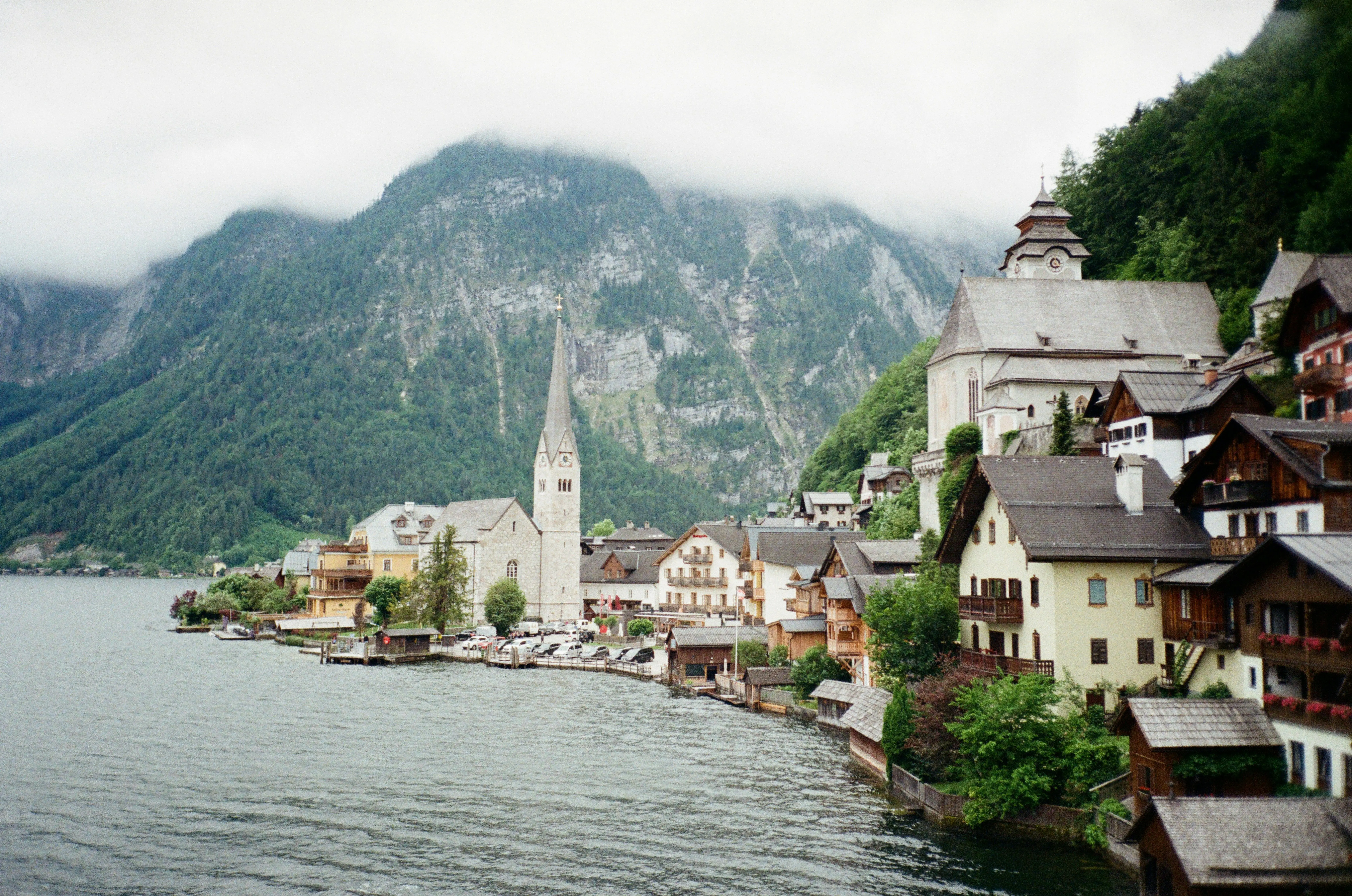 Загублене в Альпах: чарівне австрійське містечко, яке варто відвідати навесні.