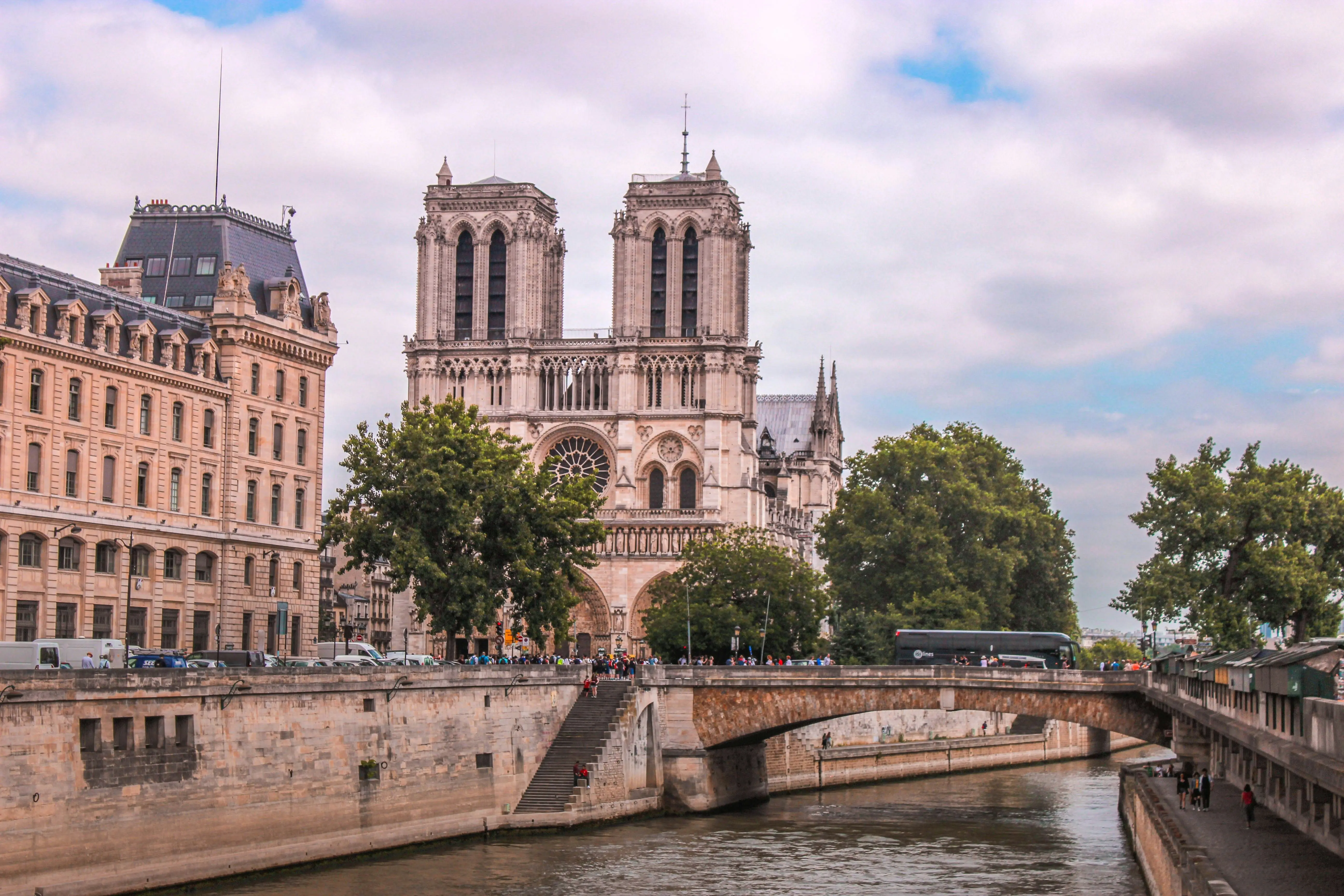 Через п'ять років після пожежі нарешті була оголошена дата відкриття собору Паризької Богоматері.