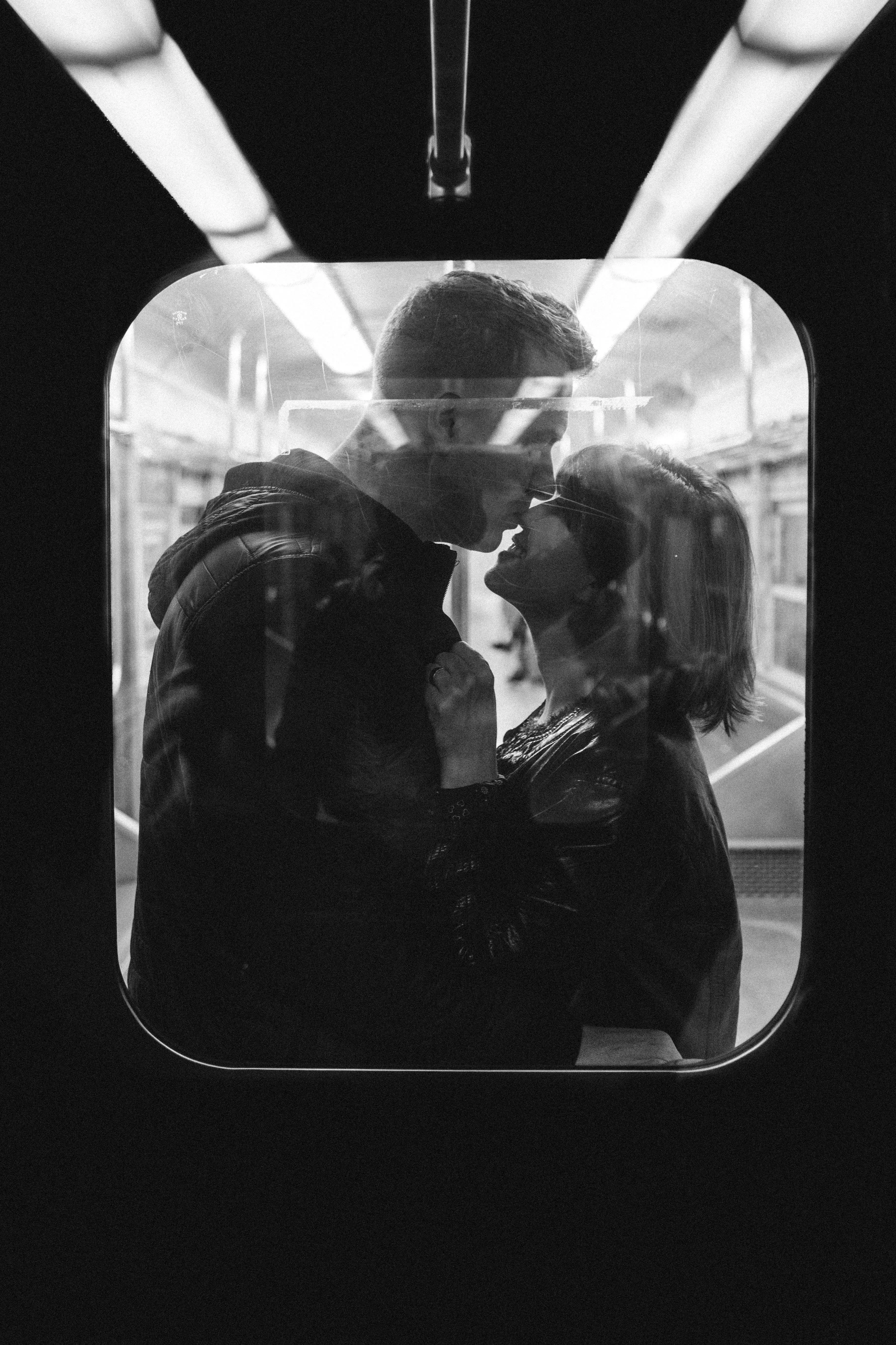 Одна з країн Європи впроваджує "купе для поцілунків" у поїздах.