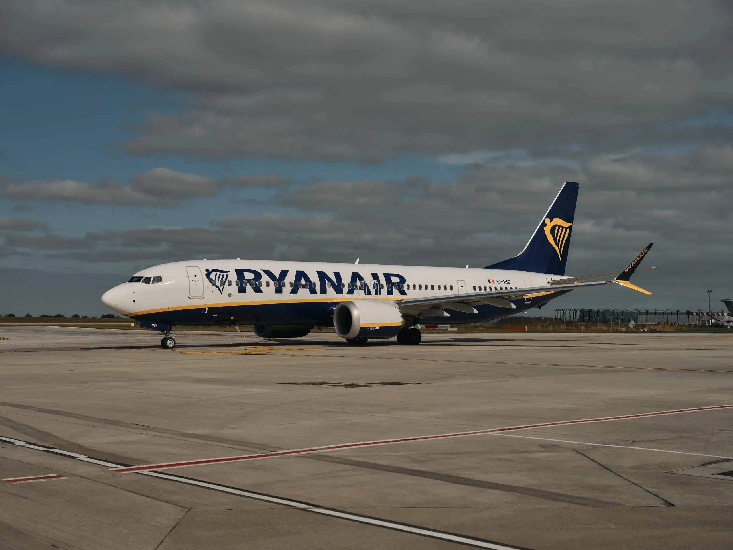 Низькобюджетна авіакомпанія Ryanair скасувала 12 рейсів, що торкнулося різних напрямків.