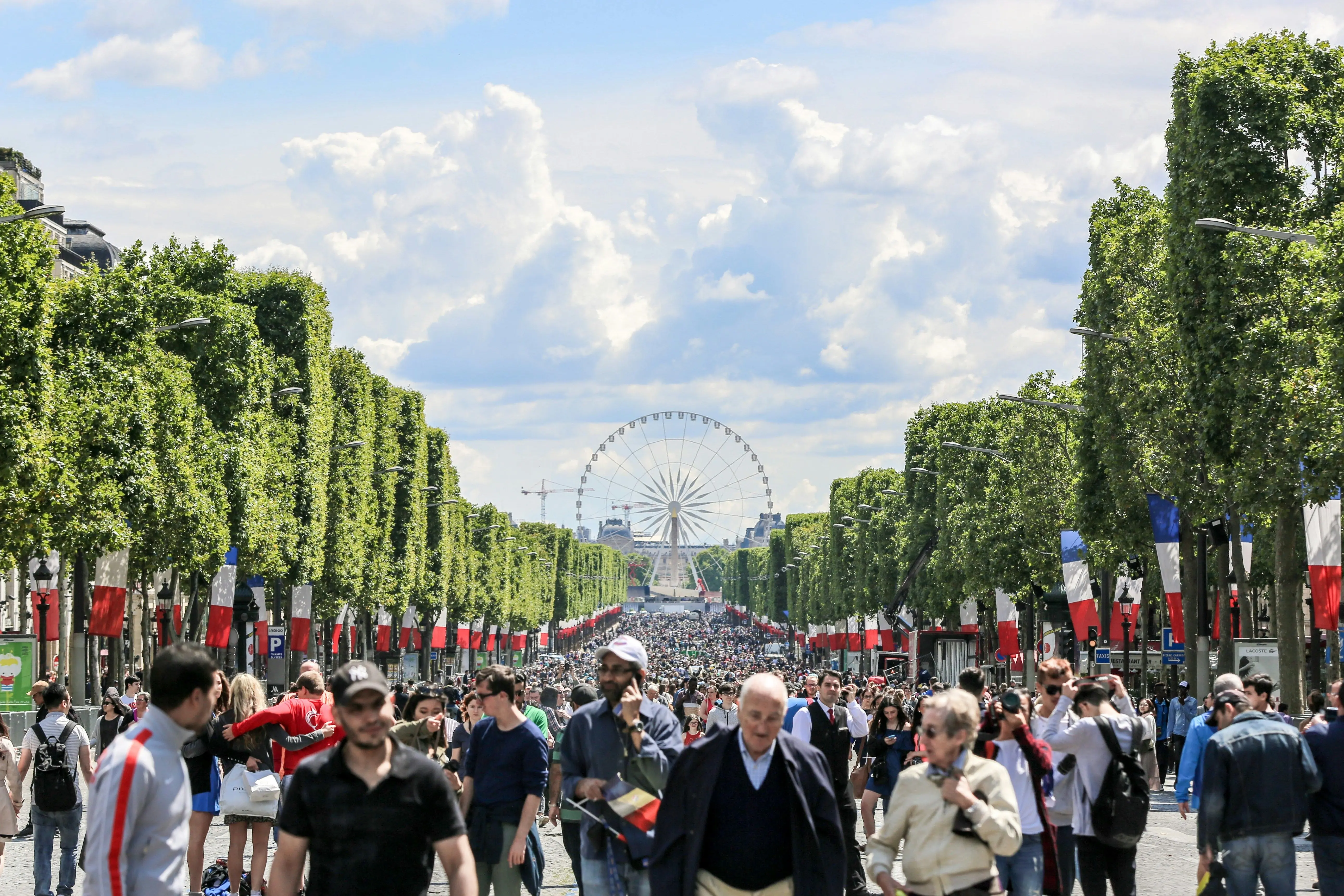 216 метрів скатертини: Єлисейські поля в Парижі перетворяться на майданчик для пікніка на один день.