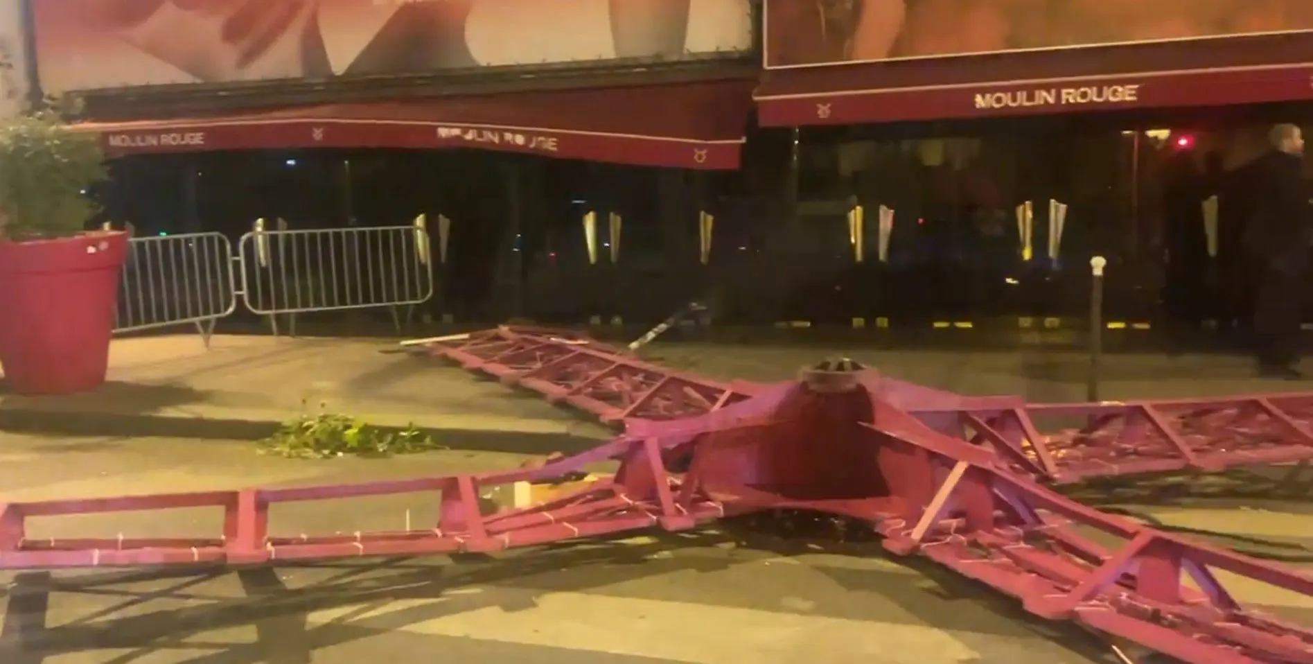 У відомого вітряка "Мулен Руж" у Парижі лопнули лопаті: шокуюче відео