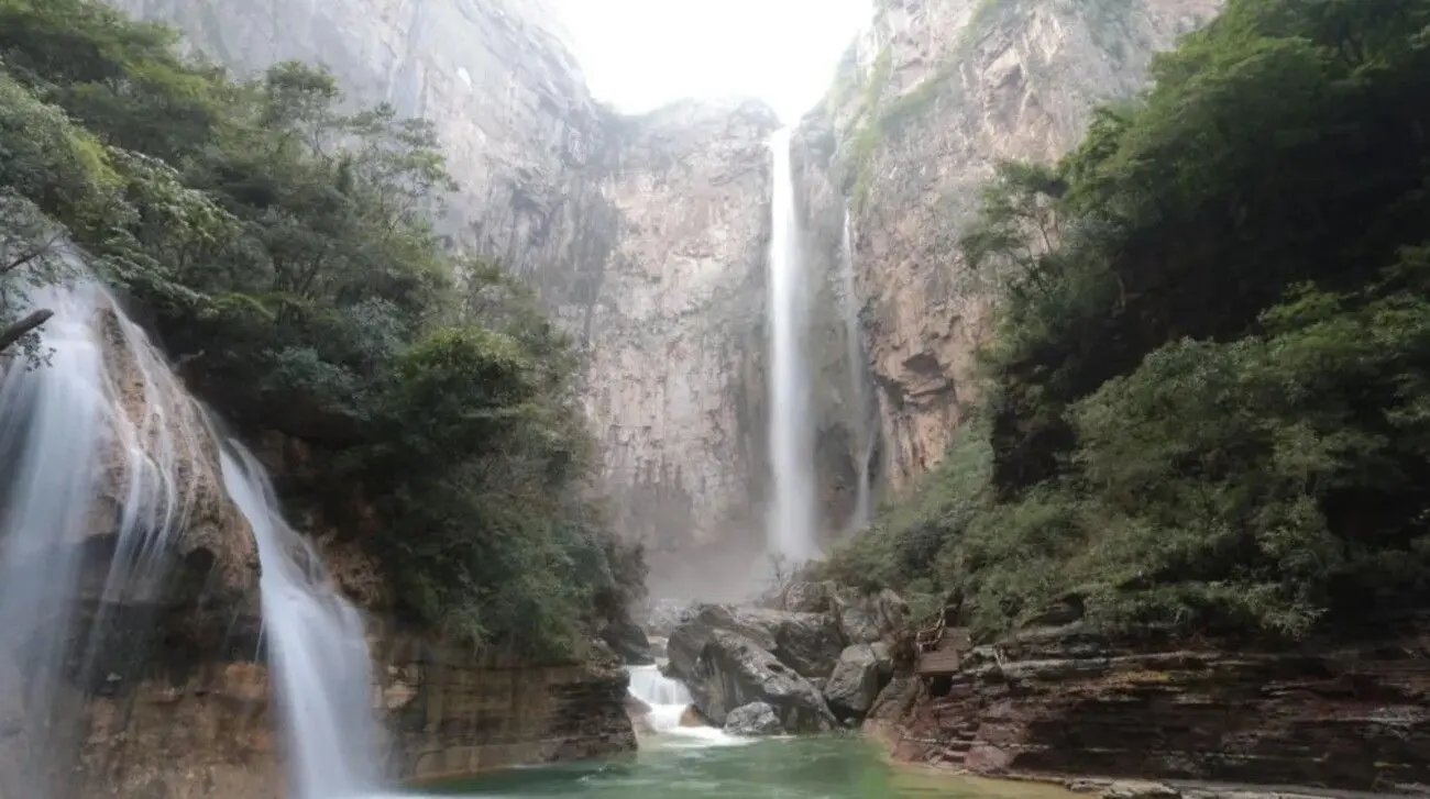 Турист випадково виявив, що найпопулярніший водоспад Китаю насправді був створений з труби.