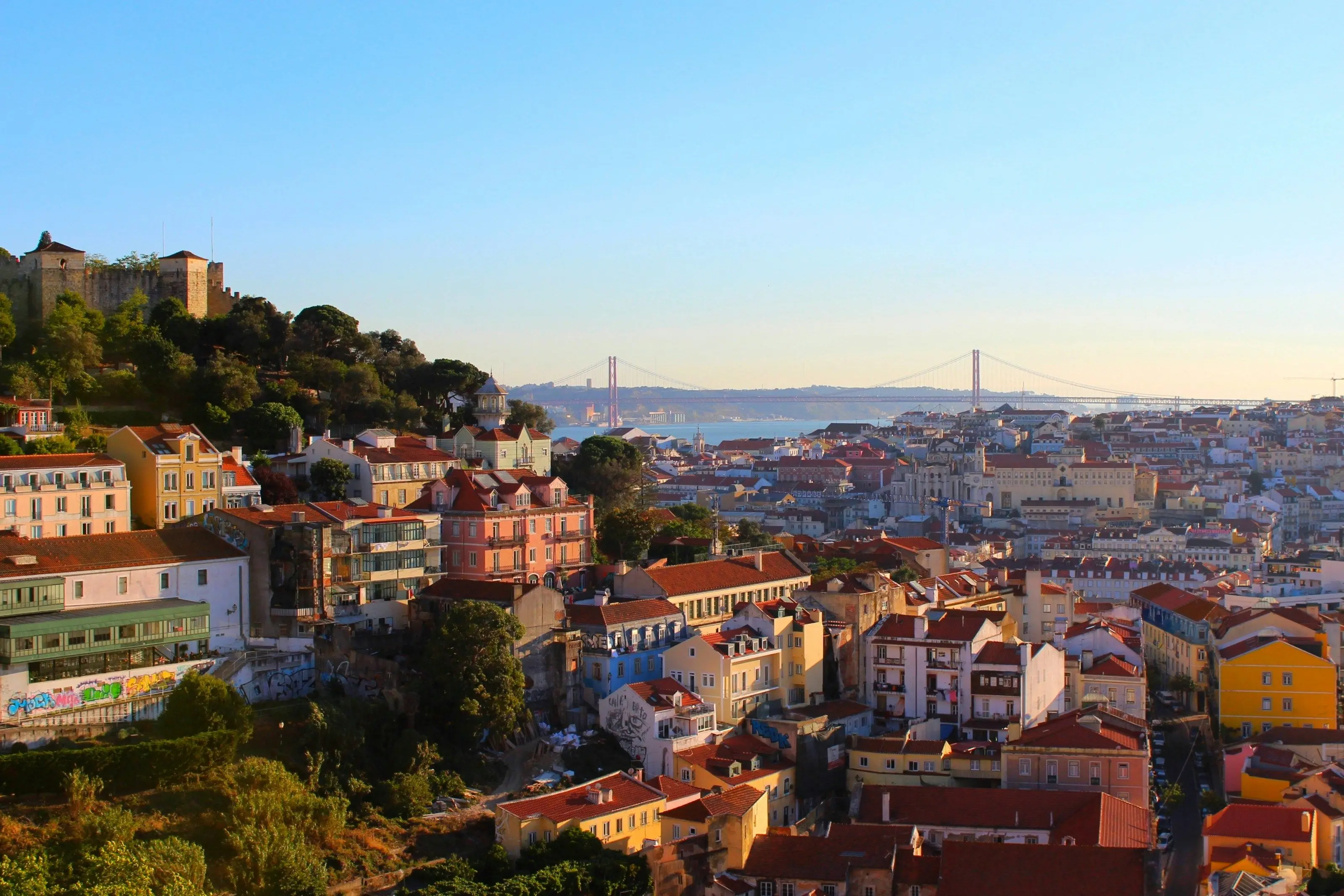 Подвоєно: у ще одному місті Португалії збільшать податок для туристів.
